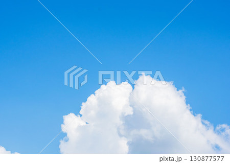 夏の青空と日差しに輝く夏の雲80 130877577