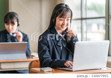 パソコンを使い授業を受ける制服姿の小学生,中学生,高校生の女の子 パソコンを使い授業を受ける制服姿の小学生,中学生,高校生の女の子 130877955