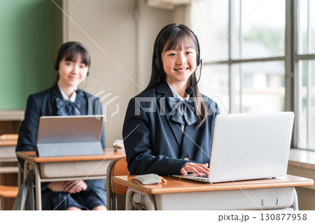 パソコンを使い授業を受ける制服姿の小学生,中学生,高校生の女の子 130877958