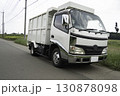 道端に停車している深ダンプトラック 130878098