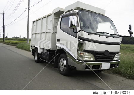 道端に停車している深ダンプトラック 道端に停車している深ダンプトラック 130878098