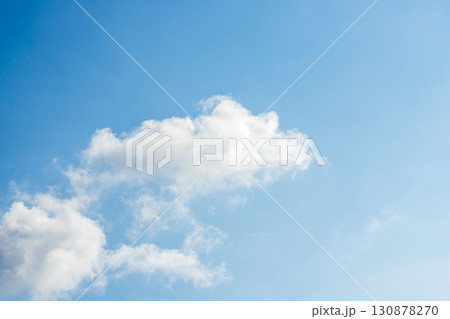 夏の青空と日差しに輝く夏の雲104 130878270