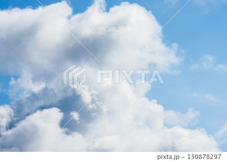 夏の青空と日差しに輝く夏の雲130 夏の青空と日差しに輝く夏の雲130 130878297