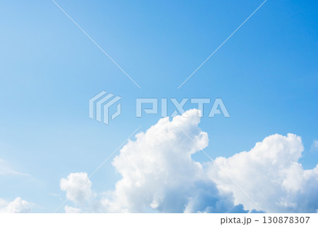 夏の青空と日差しに輝く夏の雲140 130878307