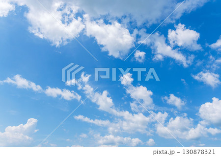 夏の青空と日差しに輝く夏の雲159 130878321
