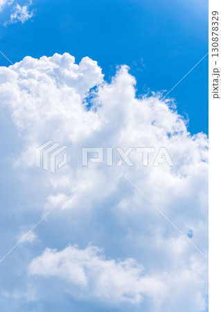 夏の青空と日差しに輝く夏の雲167 130878329