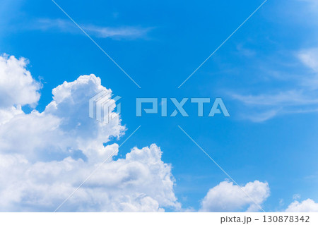 夏の青空と日差しに輝く夏の雲180 130878342