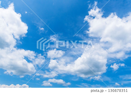 夏の青空と日差しに輝く夏の雲189 130878351