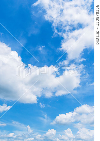 夏の青空と日差しに輝く夏の雲194 130878356