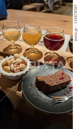 クラフトビールの飲み比べ　スモークナッツと手作りチョコテリーヌ 130878567
