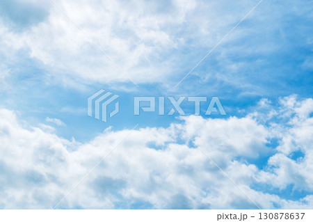 夏の空　雲が多い日　青空と雲04 130878637