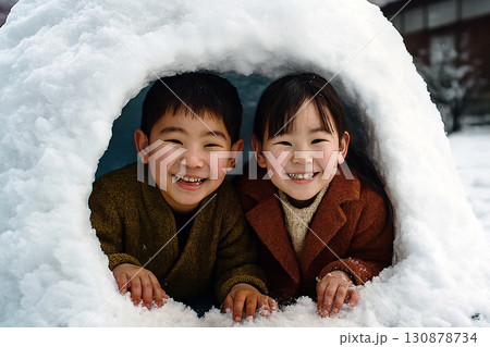 昭和の情景　かまくらで遊ぶ子供 130878734
