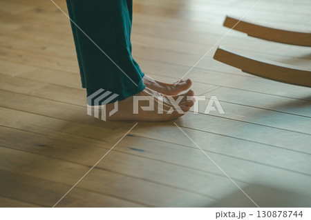 朝の床は冷たい 130878744