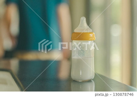 哺乳びん 130878746