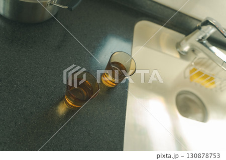 キッチンに置かれたコップの水 130878753
