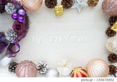 クリスマスリースとオーナメント 130878902