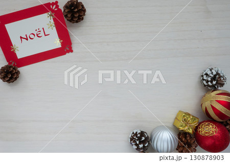 クリスマス　カードとオーナメント 130878903