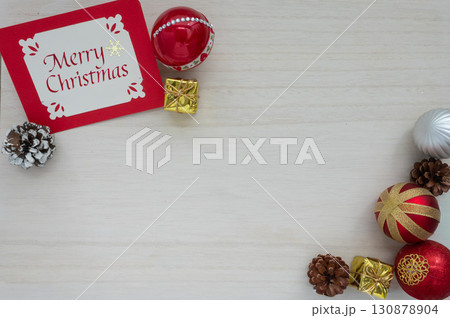 クリスマス　カードとオーナメント 130878904