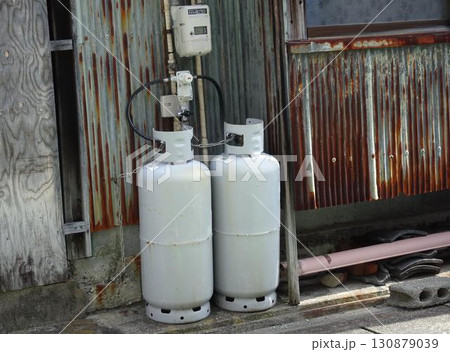 プロパンガスボンベとガスメーター 130879039