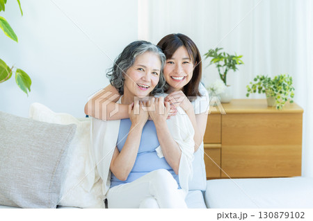 リビングでくつろぐ仲良し親子 130879102