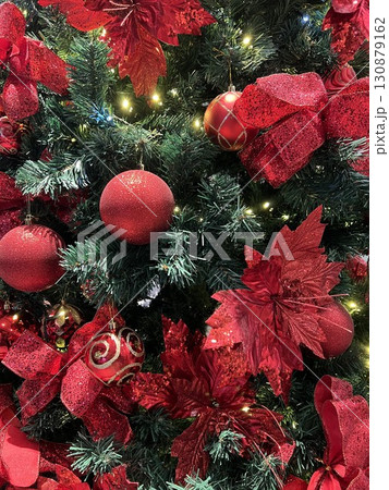 赤の派手なクリスマスツリー 赤の派手なクリスマスツリー 130879162