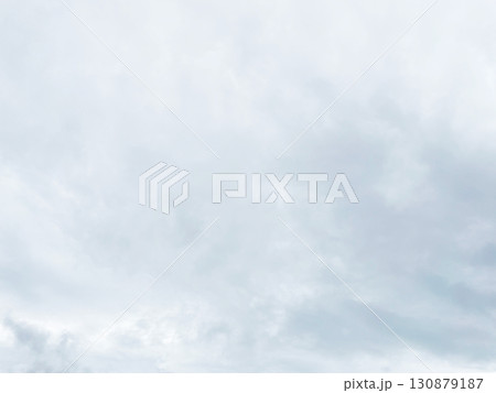 雨雲で覆われた白灰色の曇り空の背景画像3 雨雲で覆われた白灰色の曇り空の背景画像3 130879187