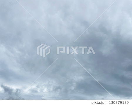 雨雲で覆われた灰色の曇り空の背景画像3 130879189