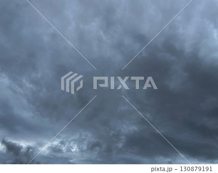 雨雲で覆われた消炭色の曇り空の背景画像3 雨雲で覆われた消炭色の曇り空の背景画像3 130879191