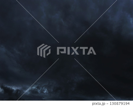雨雲で覆われた暗い黒灰色の曇り空の背景画像3 130879194