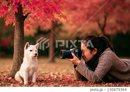子犬を撮影している女性カメラマン 130879364