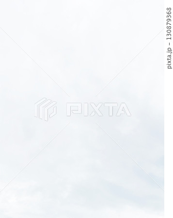 雨雲で覆われた淡く明るい白灰色の曇り空の縦長の背景画像3 雨雲で覆われた淡く明るい白灰色の曇り空の縦長の背景画像3 130879368
