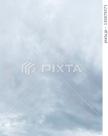 雨雲で覆われた暗い白灰色の曇り空の縦長の背景画像3 130879371