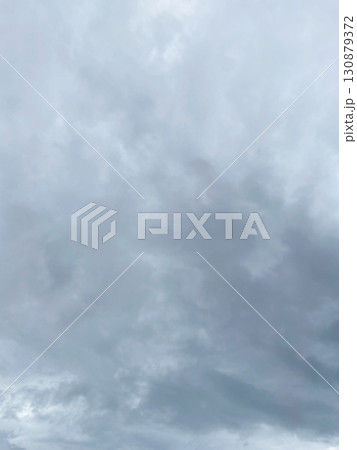 雨雲で覆われた灰色の曇り空の縦長の背景画像3 130879372