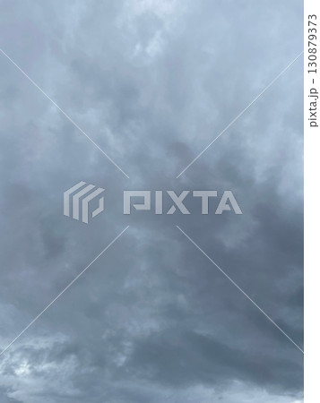 雨雲で覆われた暗い灰色の曇り空の縦長の背景画像3 雨雲で覆われた暗い灰色の曇り空の縦長の背景画像3 130879373