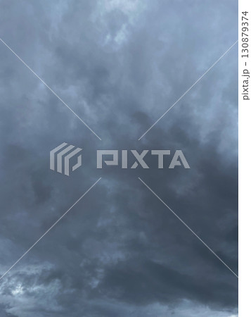 雨雲で覆われた消炭色の曇り空の縦長の背景画像3 雨雲で覆われた消炭色の曇り空の縦長の背景画像3 130879374