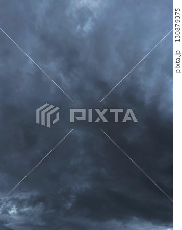 雨雲で覆われた暗い消炭色の曇り空の縦長の背景画像3 雨雲で覆われた暗い消炭色の曇り空の縦長の背景画像3 130879375