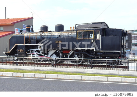 津山駅前に静態保存されている国鉄C11形蒸気機関車 130879992
