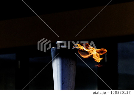 暗闇で燃え上がる炎 130880137