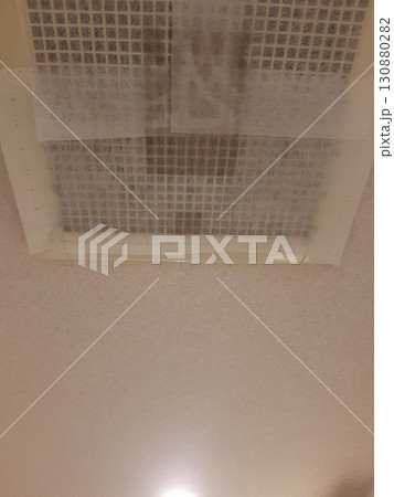 天井の換気扇のほこり取りシート 130880282