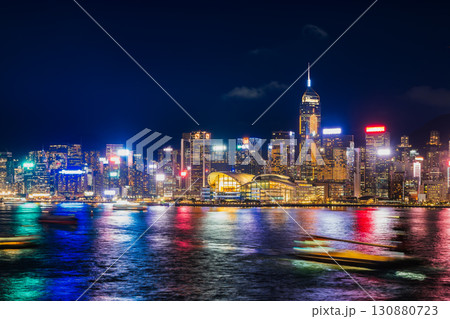 香港　夜のビクトリア・ハーバー（香港島側） 130880723