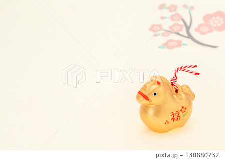 午年　年賀素材　金午の干支飾りと梅の花 130880732
