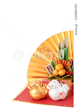 午年 年賀素材 金銀の福寿午と門松の正月飾り 午年 年賀素材 金銀の福寿午と門松の正月飾り 130880767