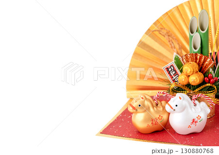 午年　年賀素材　金銀の福寿午と門松の正月飾り 130880768