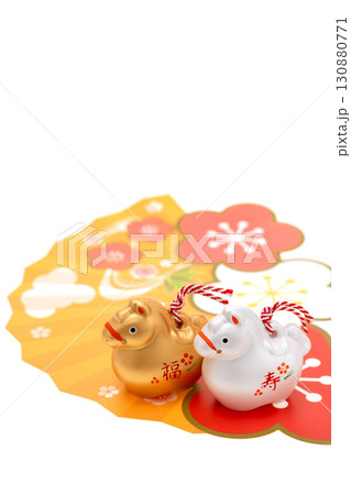 午年　年賀素材　金銀の福寿午と正月飾り　金扇梅花柄 130880771