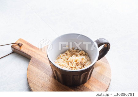 マグカップで米化したオートミール 130880781