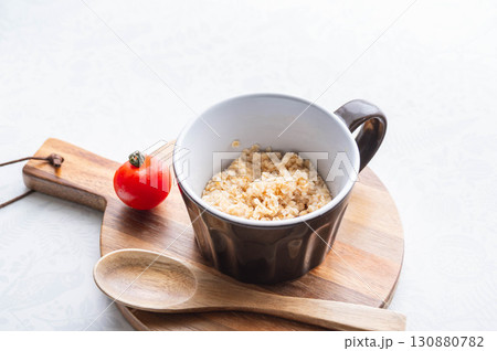 マグカップで米化したオートミール 130880782