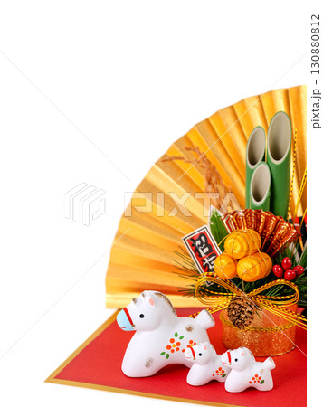 午年 年賀素材 かわいい午の親子と門松の正月飾り 午年 年賀素材 かわいい午の親子と門松の正月飾り 130880812