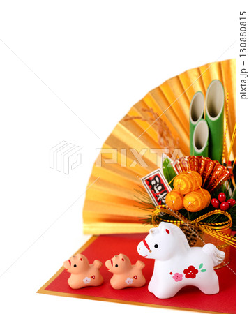 午年　年賀素材　かわいい午の親子と門松の正月飾り 130880815