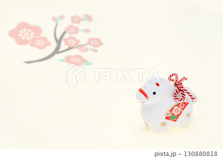 午年 年賀素材 白午の干支飾りと梅の花 午年 年賀素材 白午の干支飾りと梅の花 130880818