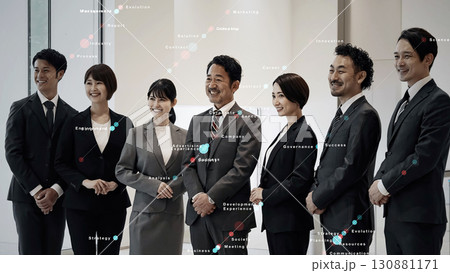 オフィスに立つビジネスパーソンのグループとネットワークイメージ 130881171